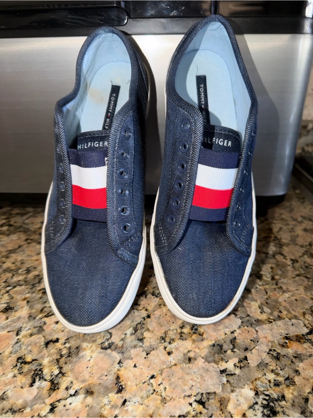 Tommy Hilfiger- no lace  sneakers L/N size 8
